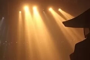 纪录片最后一炉中窑口开窑瞬间的火光与陶坯