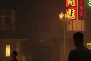 短剧三分钟相亲中咖啡厅双人座位与窗外雨景的画面