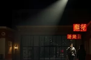 短剧合租守则第七条中客厅冰箱上贴着便利贴的画面